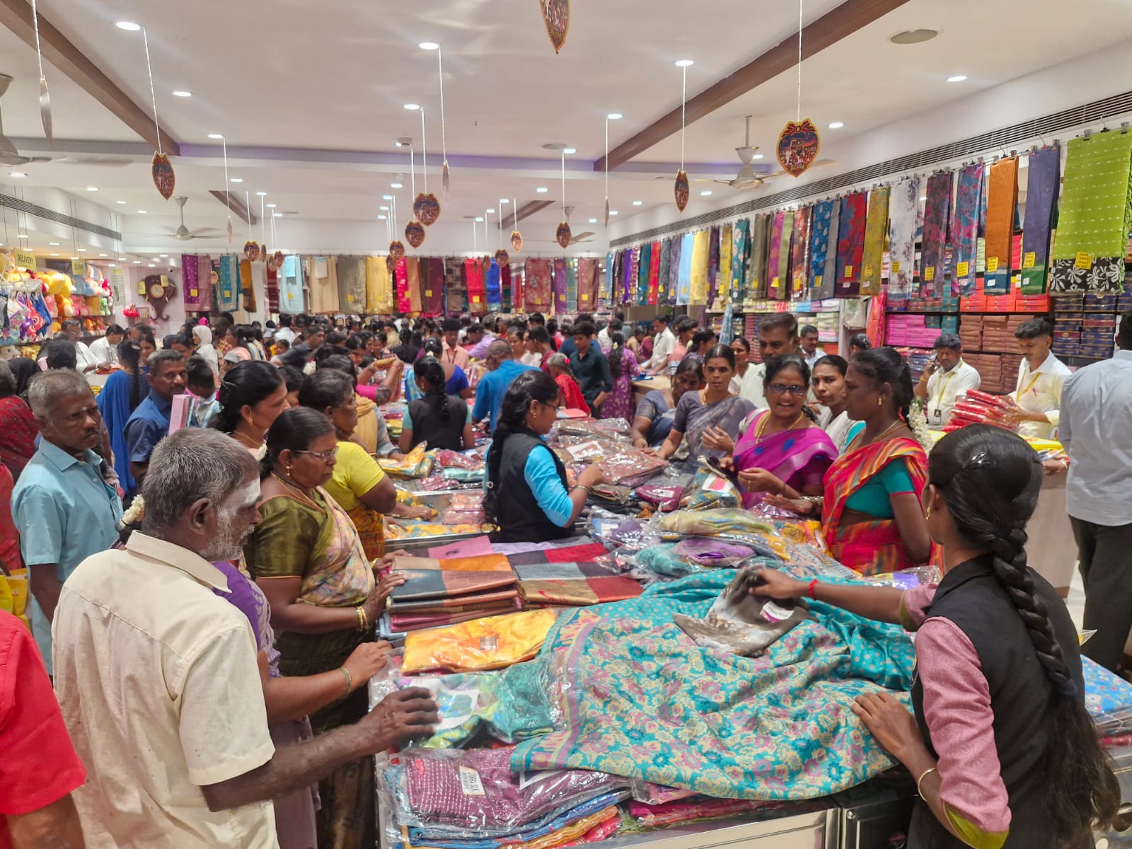 49-ம் ஆண்டு தொடக்க விழா: கரூர் சிவா டெக்ஸ்டைல்ஸில் சிறப்புத் தள்ளுபடி