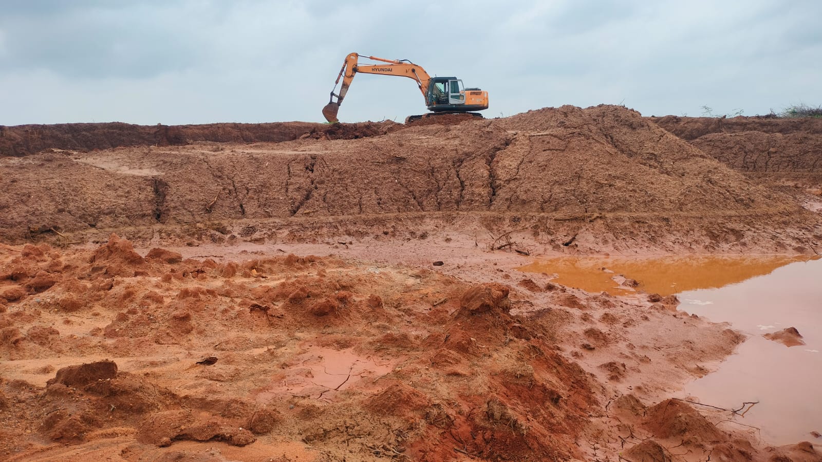 Residents prevent removal of silt from lake