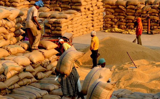 நெல்மணிகள் சேதமடையும் அபாயம்; நடவடிக்கை எடுக்க கோரிக்கை