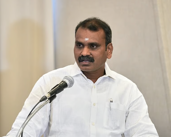 இளைஞர்கள் வேலை தருபவர்களாக மாற வேண்டும் - எல்.முருகன்