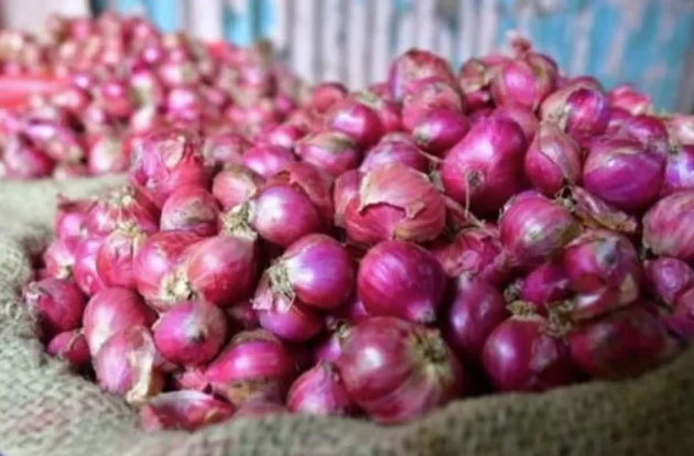 சின்ன வெங்காயம் ரூ.150-க்கு விற்பனை