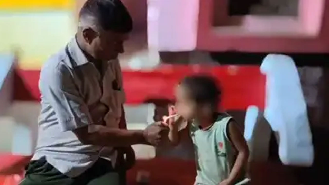 Up: சிறுவனின் சளி பிரச்சனைக்கு சிகரெட் சிகிச்சை.. வீடியோவால் சிக்கிய மருத்துவர்