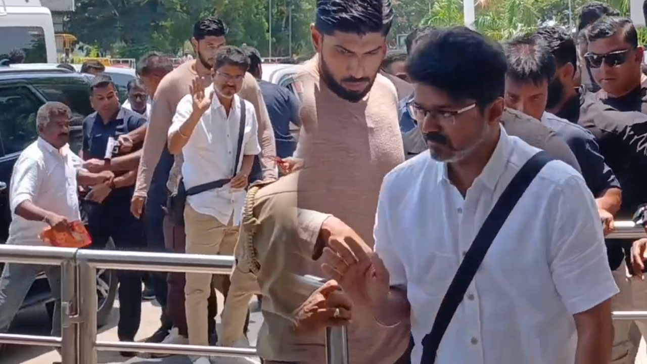 விஜய்க்கு சால்வை அணிவிக்க வந்த நிர்வாகி...துப்பாக்கி முனையில் வெளியேற்றம்