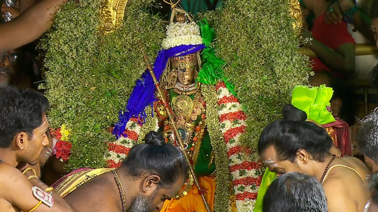 சித்திரை திருவிழா...மதுரை மீனாட்சி அம்மன் பட்டாபிஷேகம் கோலாகலம்