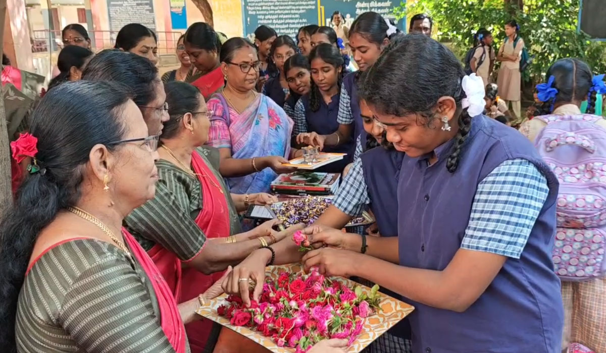  மீண்டும் பள்ளிக்கு போகலாம்… விடுமுறைக்கு பின் மாணவர்களை உற்சாகமாக வரவேற்ற ஆசிரியர்கள் 