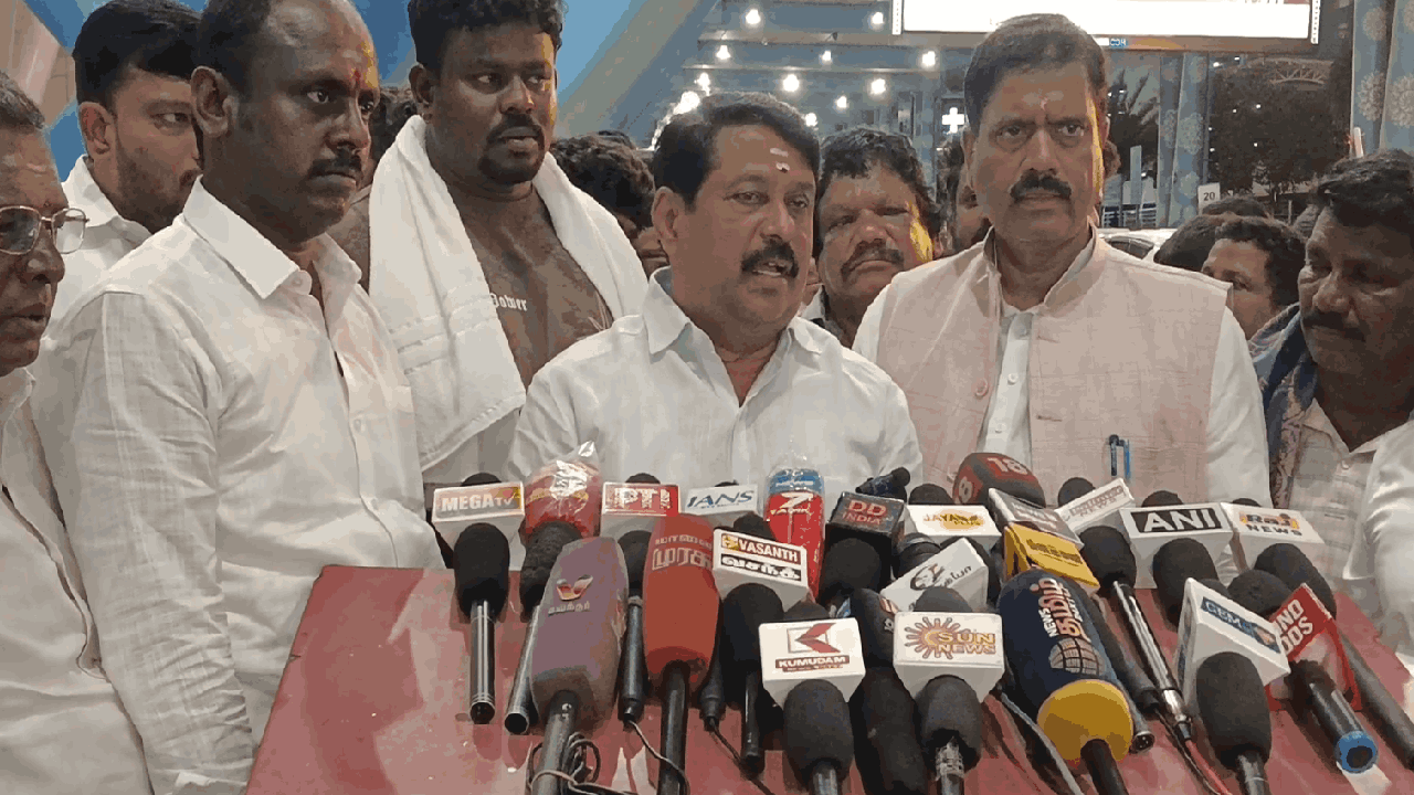 ஈரானில் சிக்கிய 15 மீனவர்கள்.. சென்னை வந்தவர்களை வரவேற்ற நயினார் நாகேந்திரன்!
