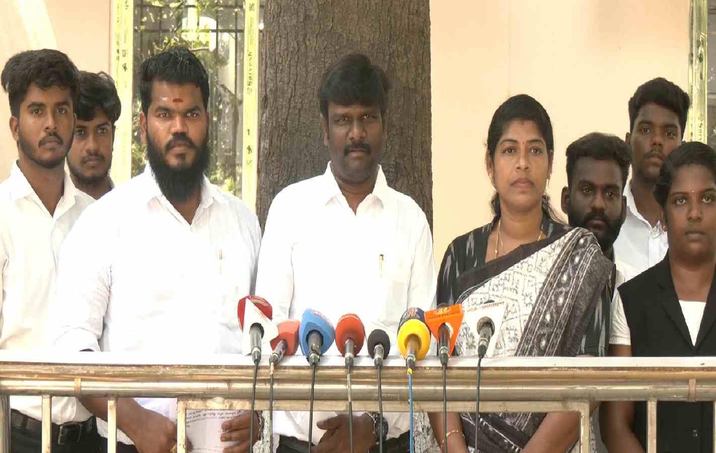 ஏர்போர்ட் மூர்த்தி மீது குண்டர் சட்டம் பாய வேண்டும் - விசிக வழக்கறிஞர்கள் காவல் ஆணையர் அலுவலகத்தில் புகார்!  
