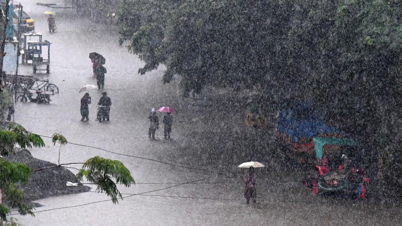 கொட்டி தீர்க்கப்போகும் கனமழை.. 10 மாவட்டங்களுக்கு எச்சரிக்கை!