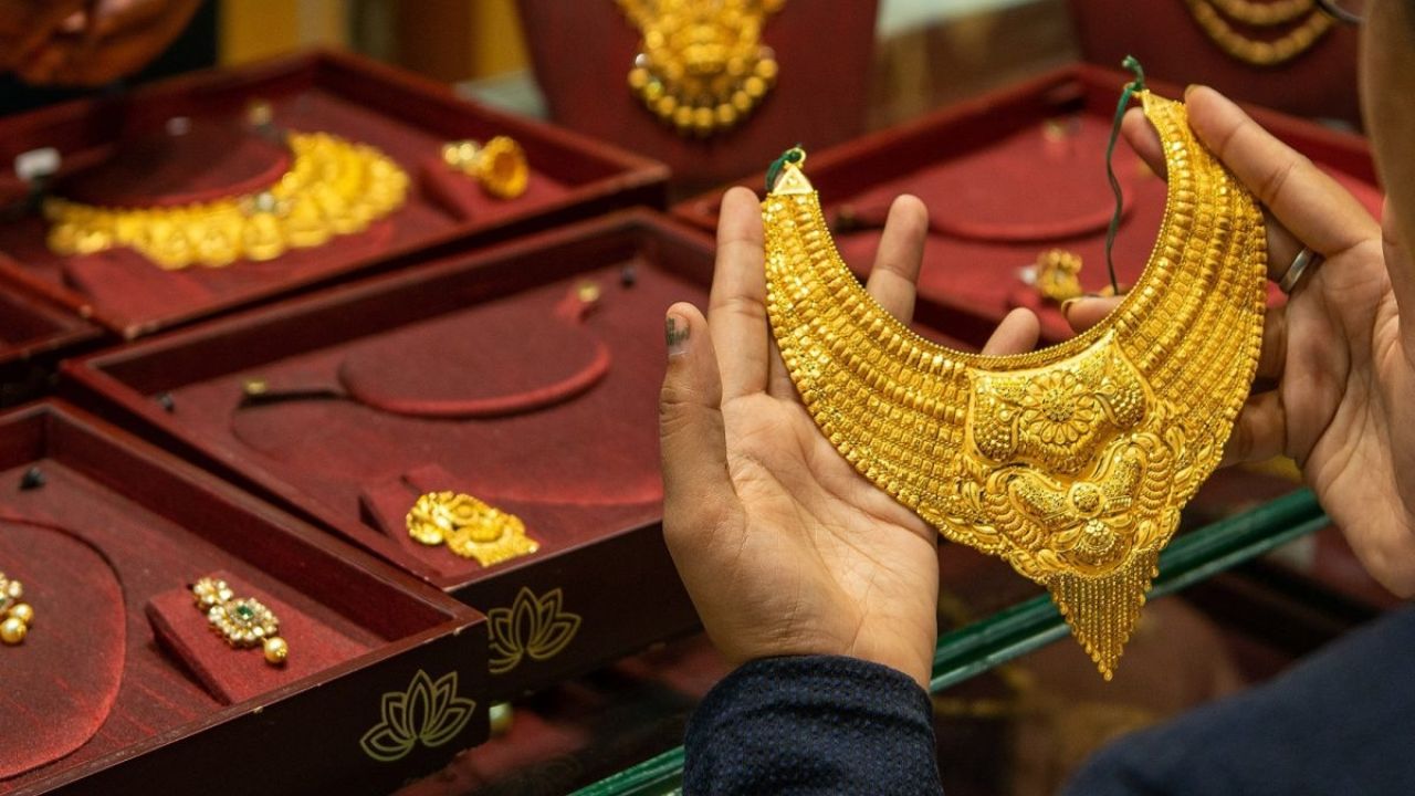 கணிசமாக குறைந்த தங்கம் விலை.. வெள்ளி விலை உயர்வு!