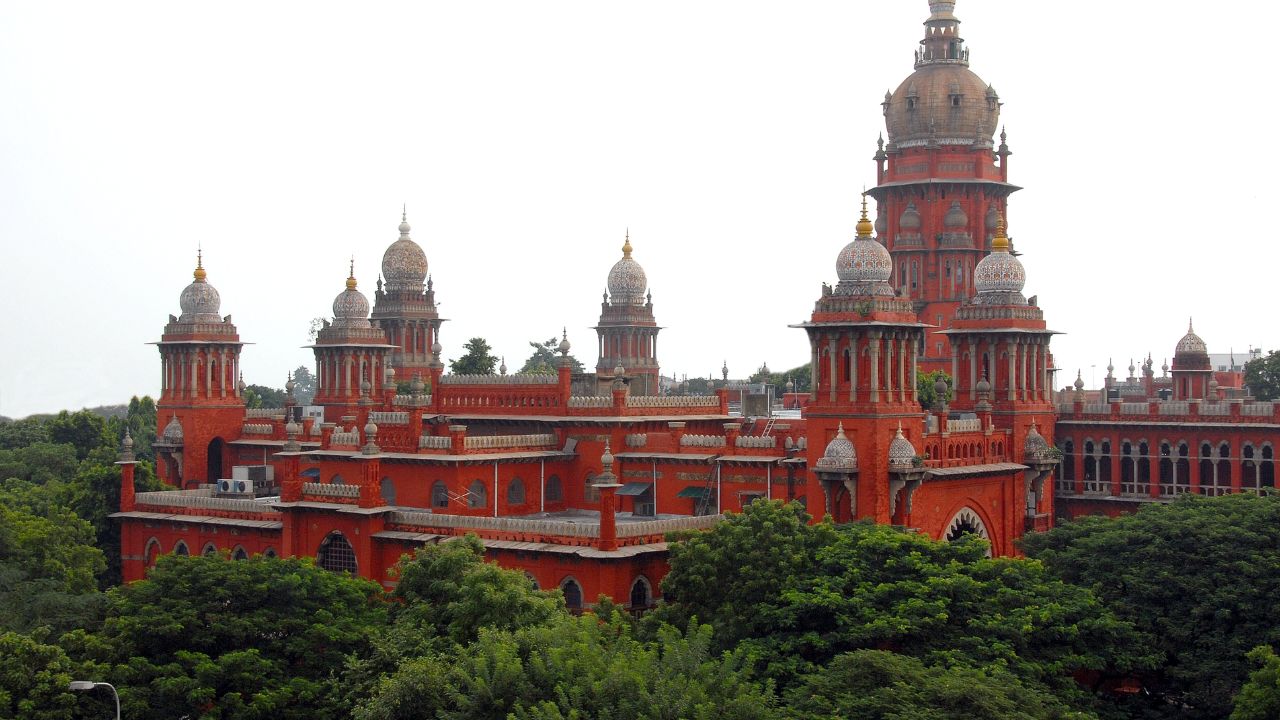 அரசியல் கூட்டங்களுக்கான வழிகாட்டு நெறிமுறைகள்: தமிழக அரசுக்கு உயர் நீதிமன்றம் அதிரடி உத்தரவு!