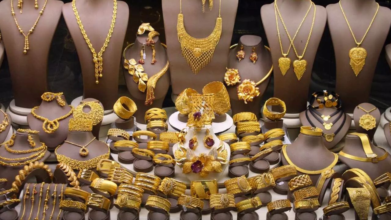 நகை பிரியர்களுக்கு ஷாக் நியூஸ்.. மீண்டும் 1 லட்சத்தை நெருங்கம் தங்கம் விலை!