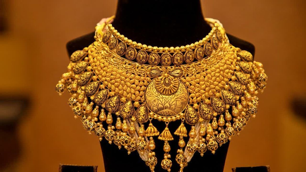 நகை பிரியர்களுக்கு ஷாக் நியூஸ்.. புதிய உச்சத்தை எட்டிய தங்கம், வெள்ளி விலை!