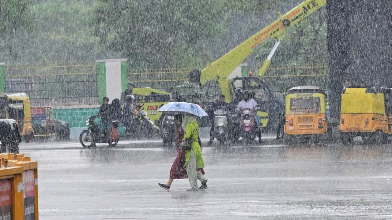 TN Weather: சென்னை உள்ளிட்ட 5 மாவட்டங்களுக்கு நாளை கனமழை எச்சரிக்கை!