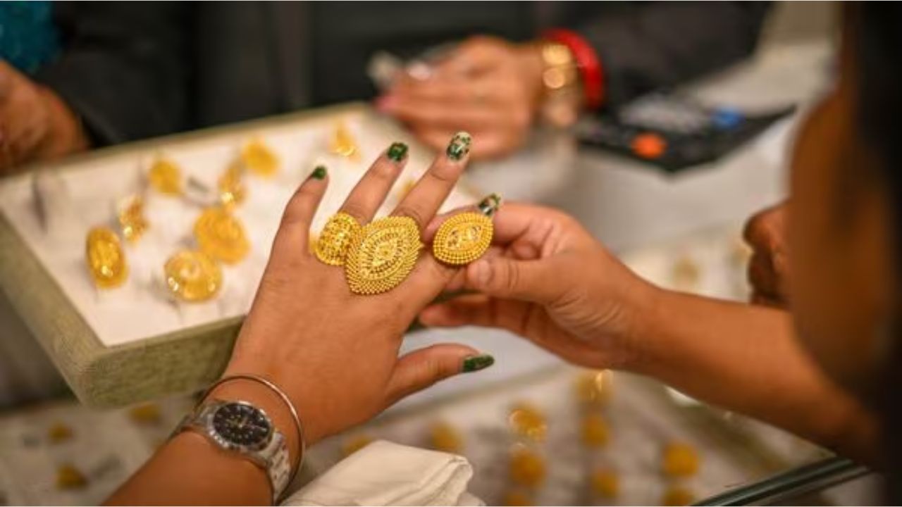 தடாலடியாக குறைந்த தங்கம் விலை.. நகை பிரியர்கள் ஹேப்பி!