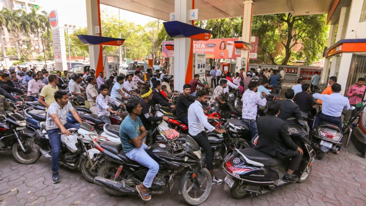 கலால் வரி குறைப்பு: பெட்ரோல், டீசல் விலையில் மாற்றம் இருக்குமா?