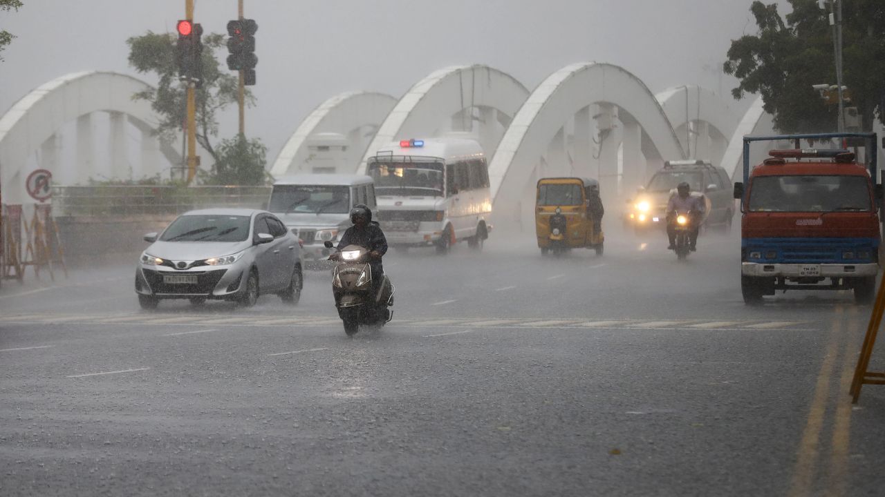 TN Weather: இடி மின்னலுடன் மழைக்கு வாய்ப்பு.. வெளியான வானிலை அப்டேட்! 