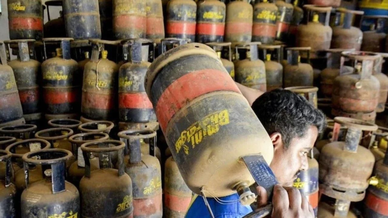 காலையிலேயே ஷாக் நியூஸ்.. சிலிண்டர் விலை மீண்டும் உயர்வு!