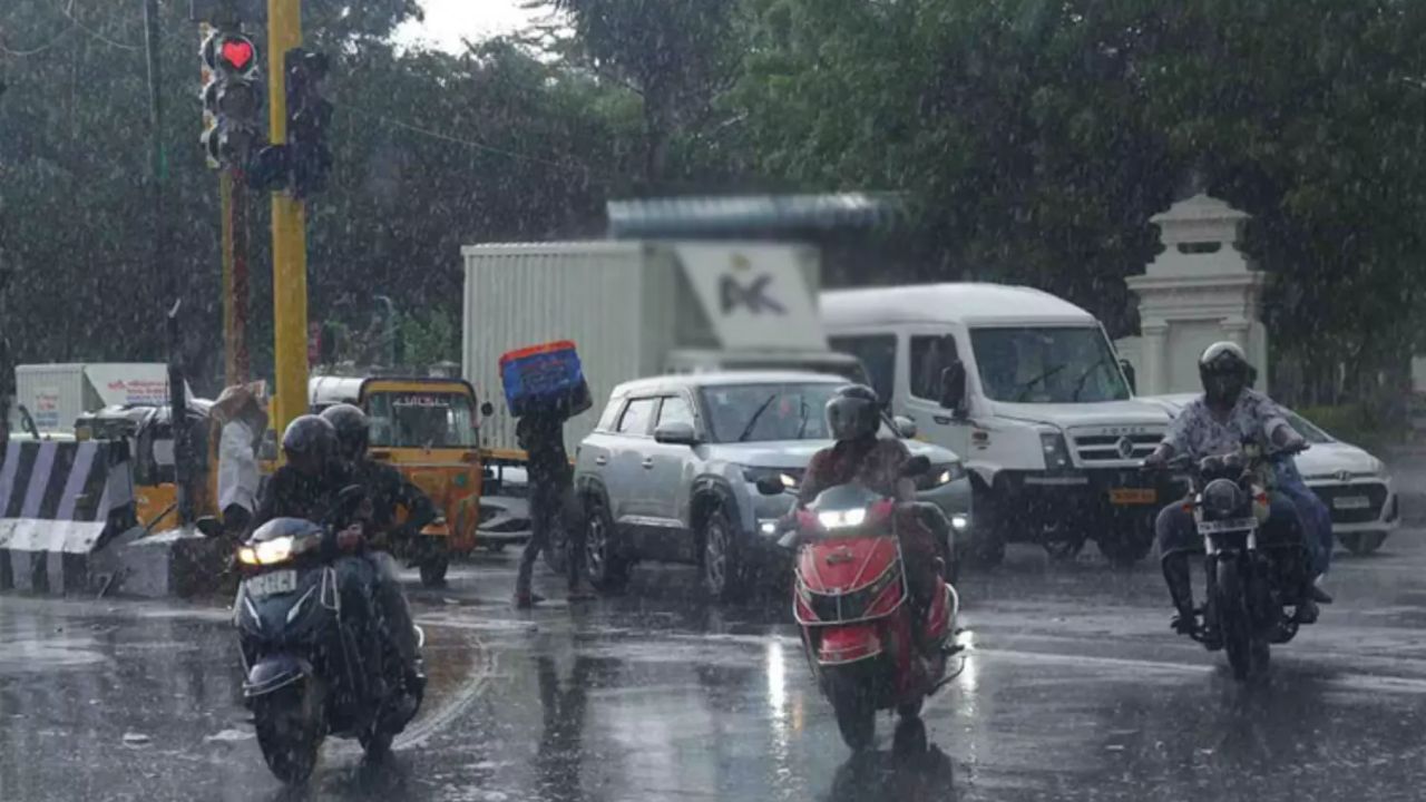 TN Weather: இடி மின்னலுடன் மழை வெளுத்து வாங்கும்.. வெளியான வானிலை அப்டேட்!